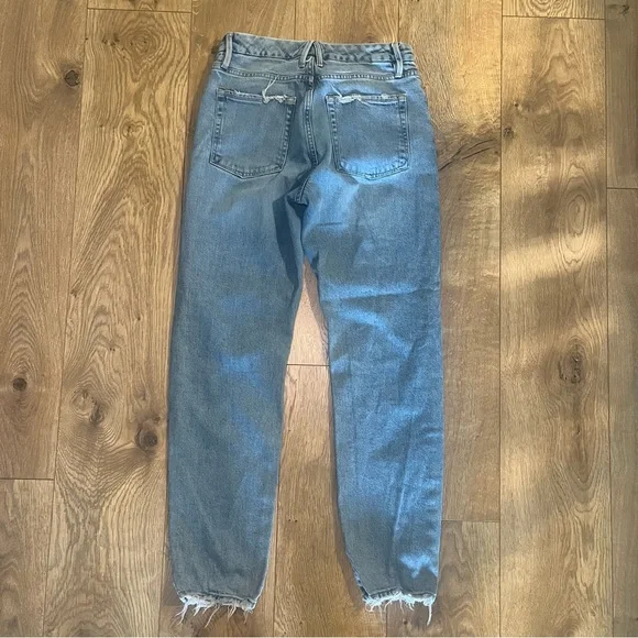 Good American The Weekender Light Blue Denim Jeans - Picture 3 of 9
